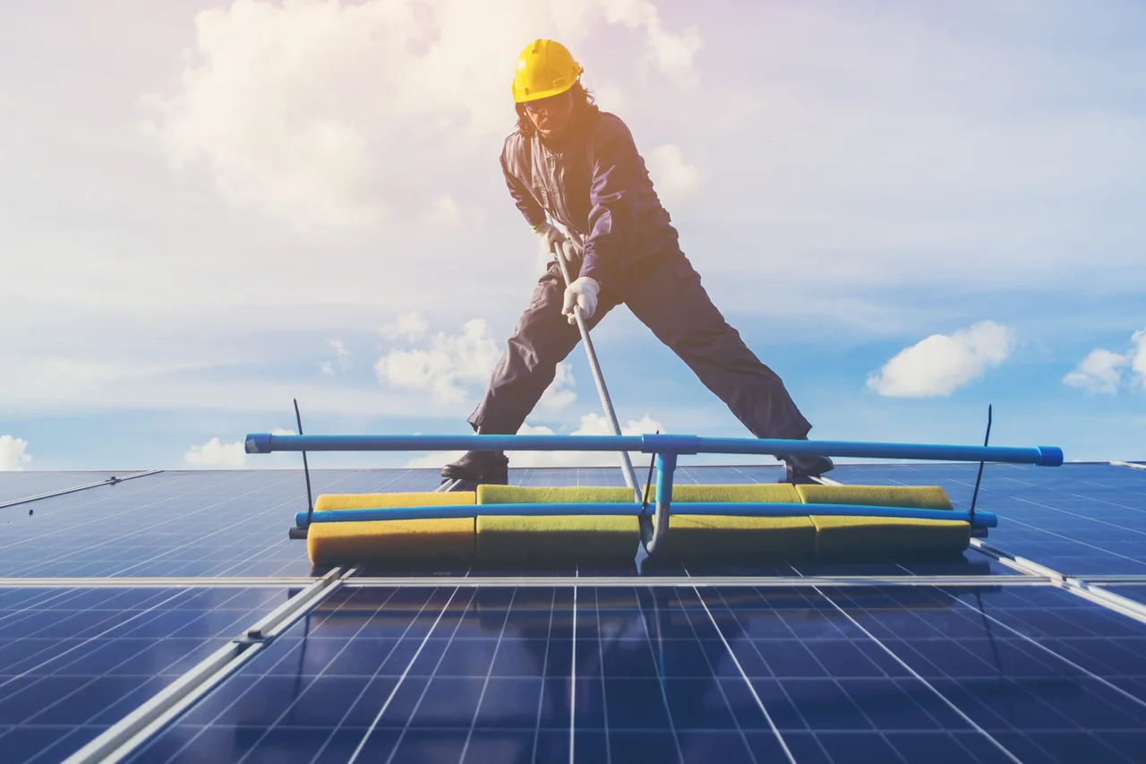 Professional solar panel cleaning service